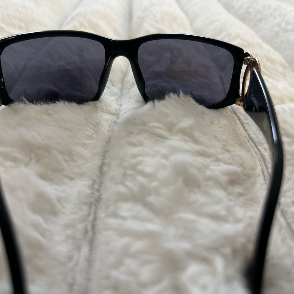 CHANEL Black Sunglasses Modern Design - Picture 4 of 13